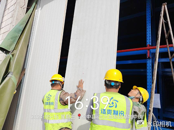 圖為浩爽工人正在切割庫板 圖為高架庫預留門口安裝封板